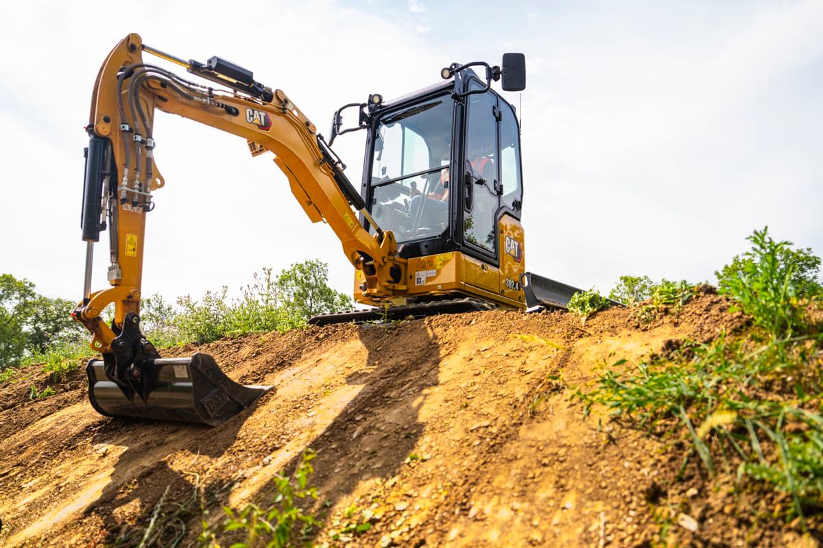 Caterpillar Cat 301 CR, 302.4 CR și 302.6: excavatoare compacte pentru spații înguste